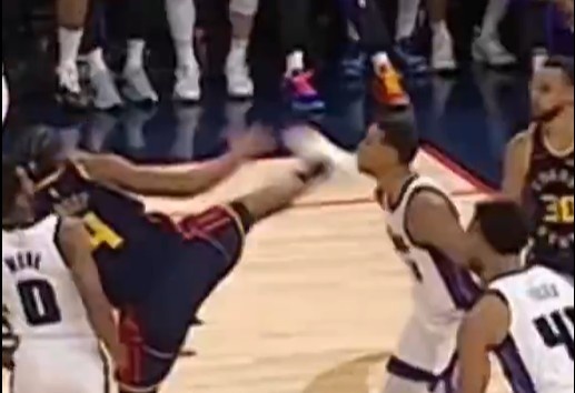 抬腳過高踢到了對(duì)手下巴！NBA官方：穆迪這一動(dòng)作被判1級(jí)惡犯