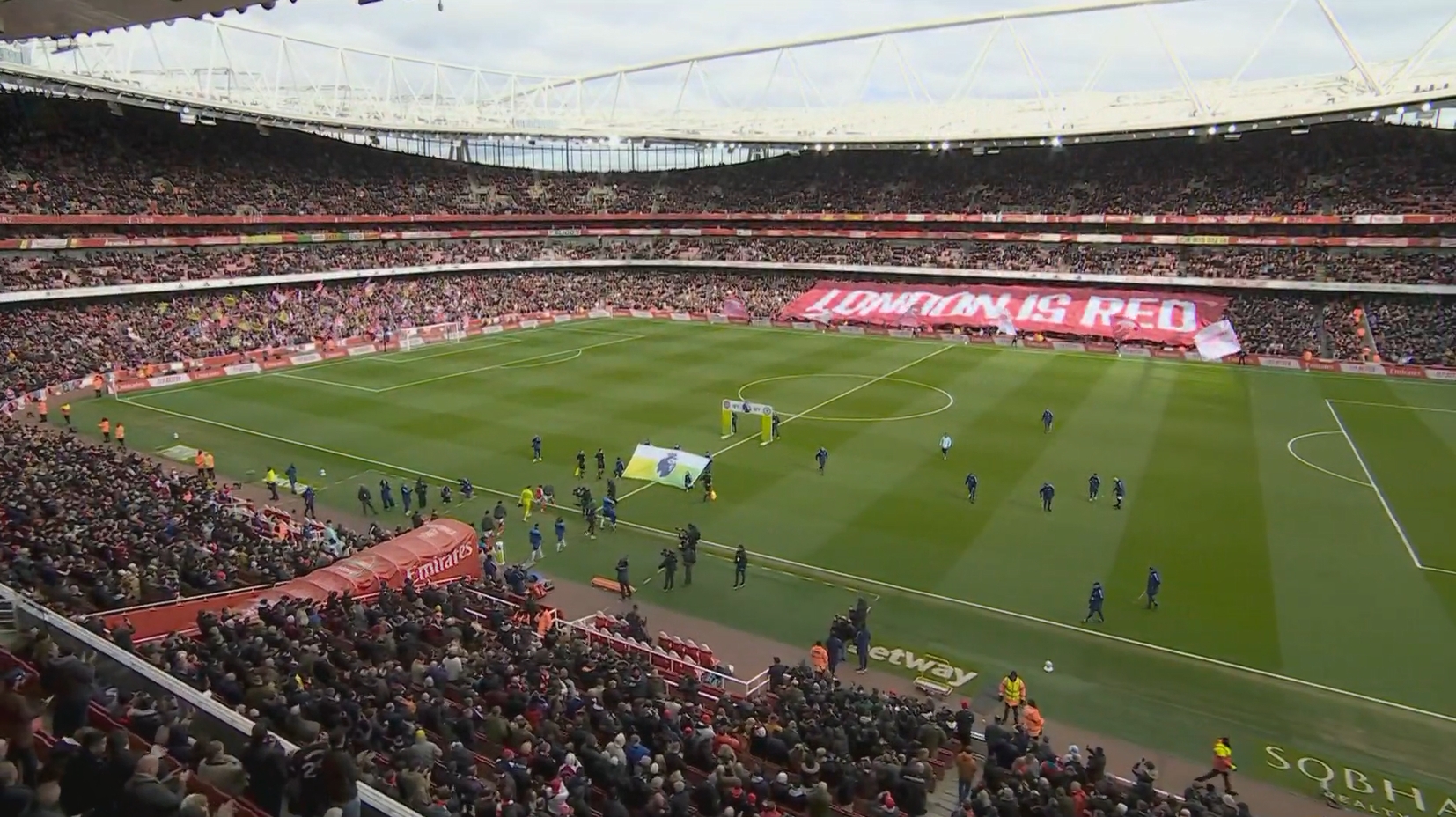 LONDON IS RED！阿森納vs切爾西入場(chǎng)階段，酋長球場(chǎng)看臺(tái)展示tifo